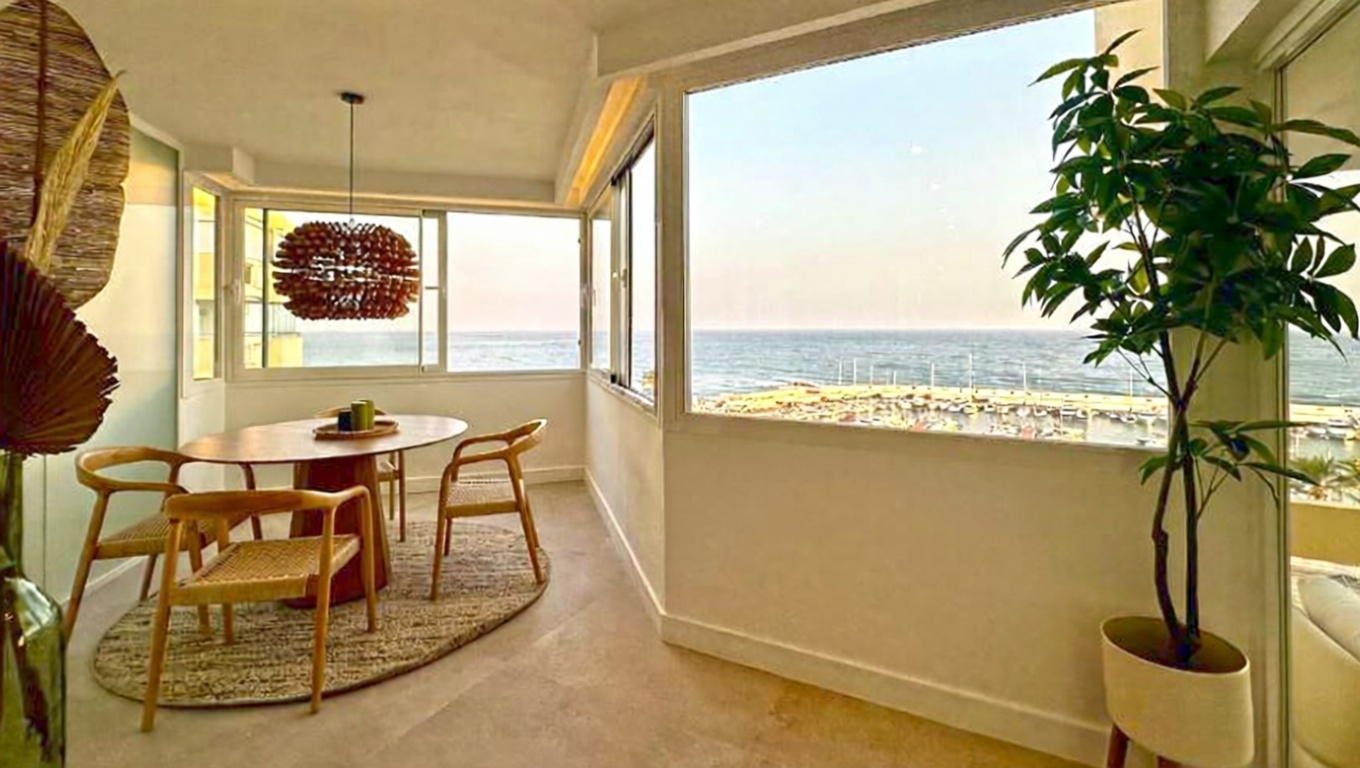 Beachfront flat in Marbella — Sea view