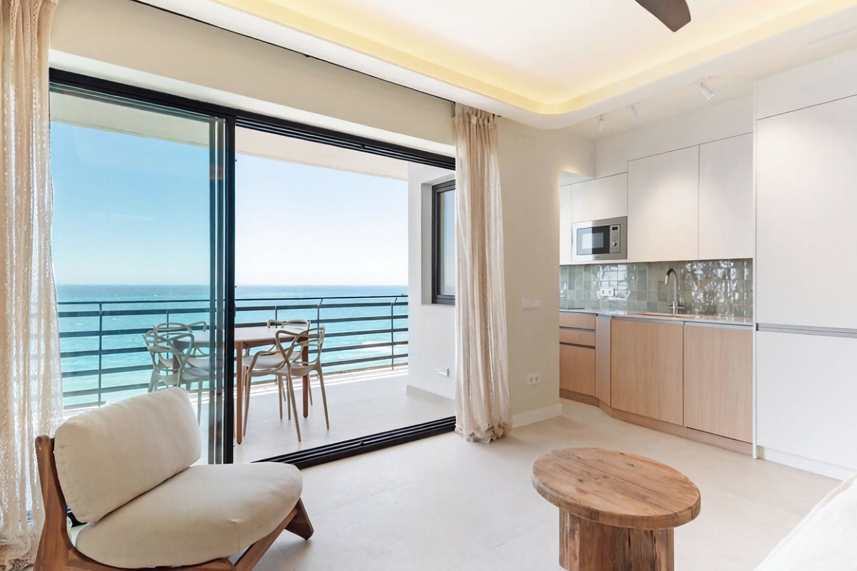 Beachfront flat in Marbella — Living room