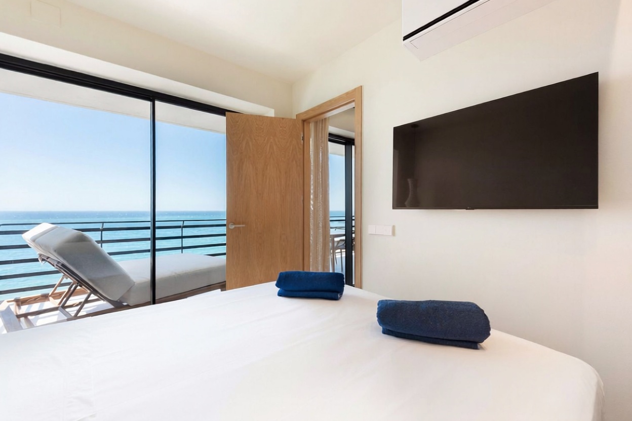 Beachfront flat in Marbella — Bedroom