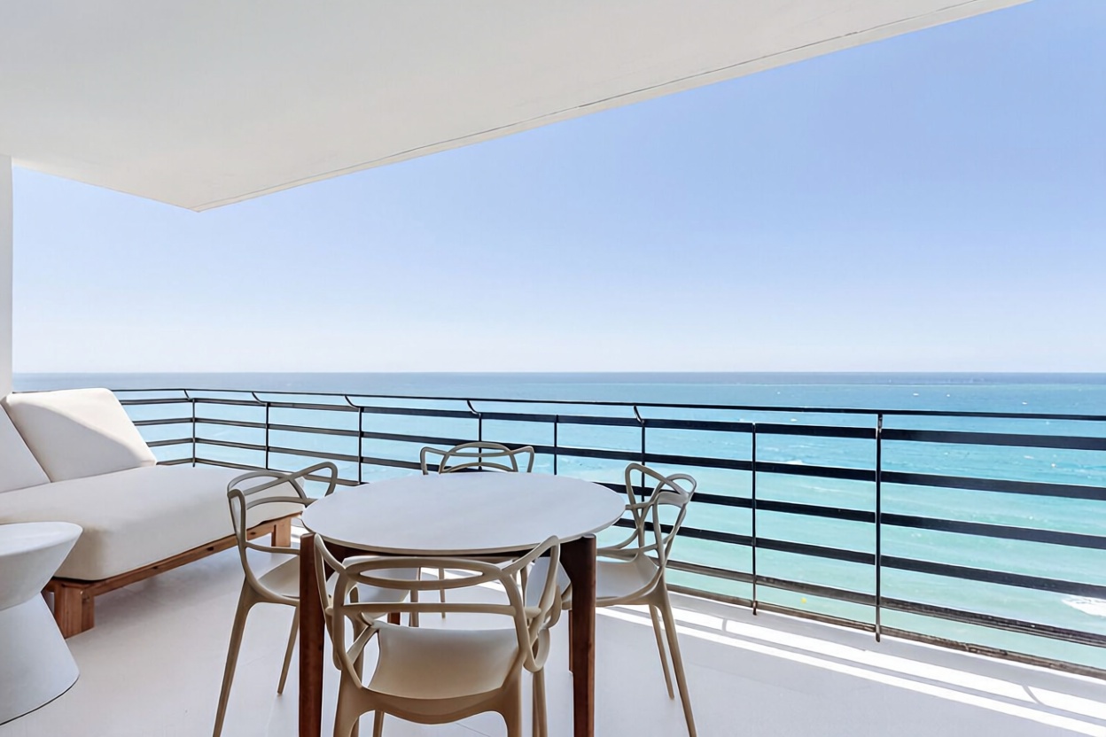 Beachfront flat in Marbella — Sea terrace