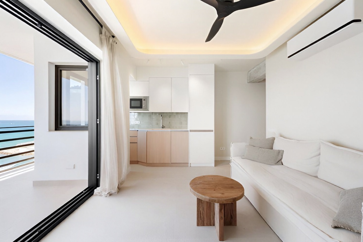 Beachfront flat in Marbella — Living room
