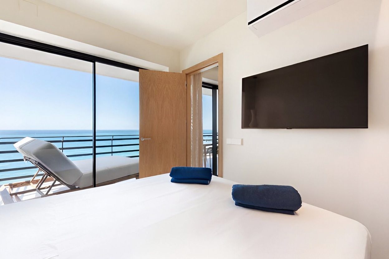 Beachfront flat in Marbella — Bedroom