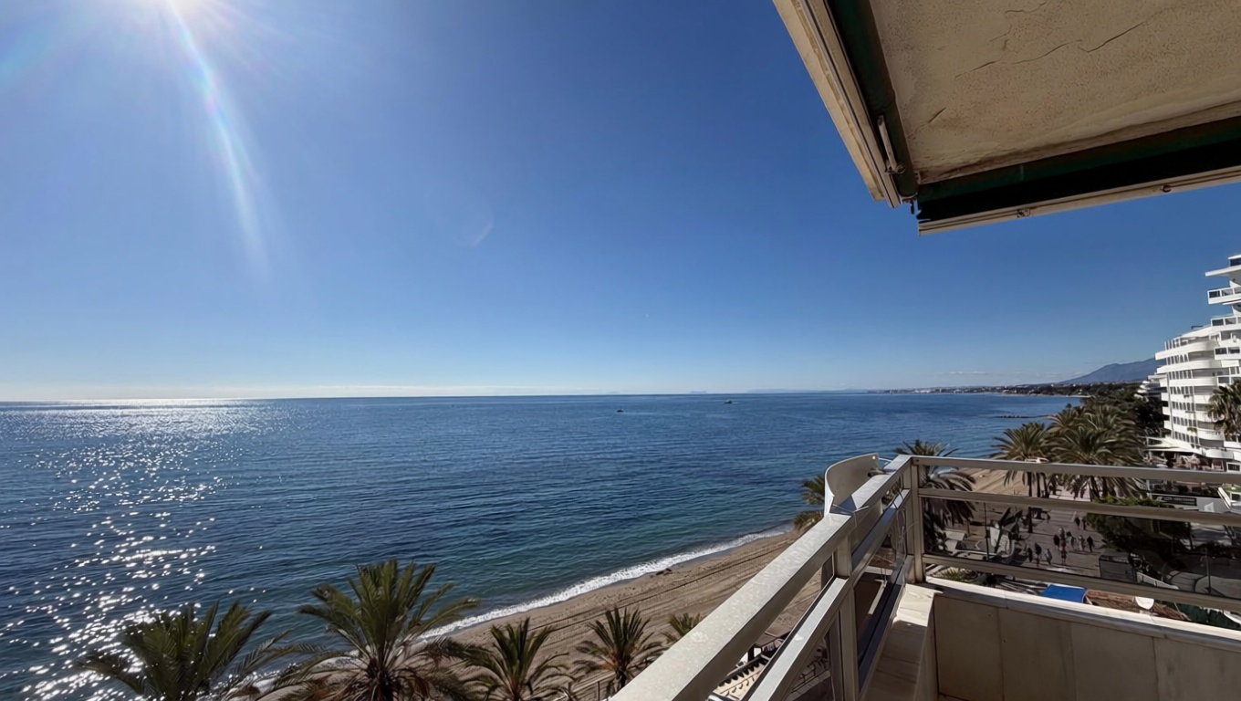 Beachfront flat in Marbella — Living room