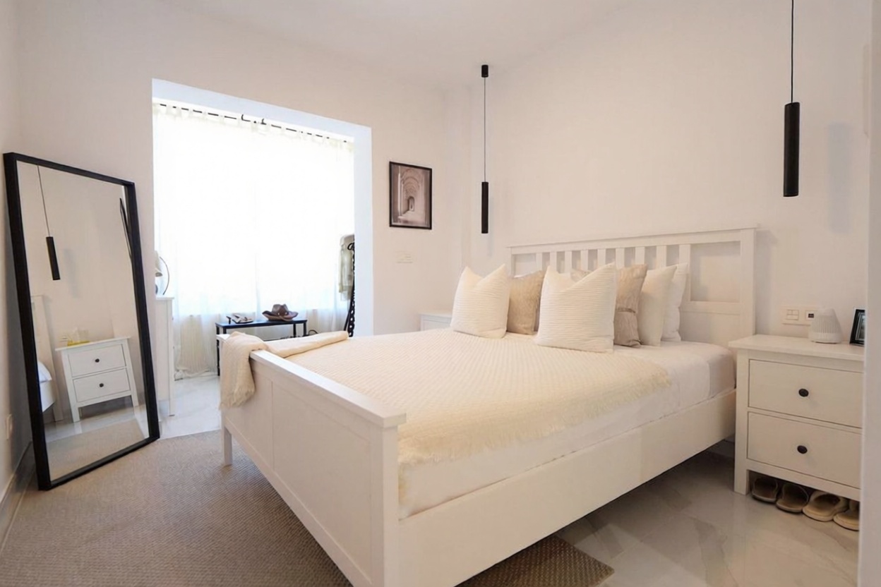 Piso en primera línea de playa en Marbella — Dormitorio