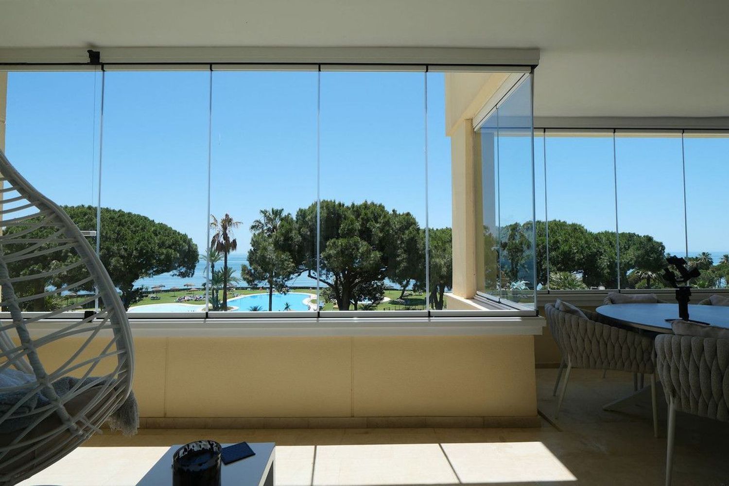 Piso en primera línea de playa en Marbella — Dormitorio