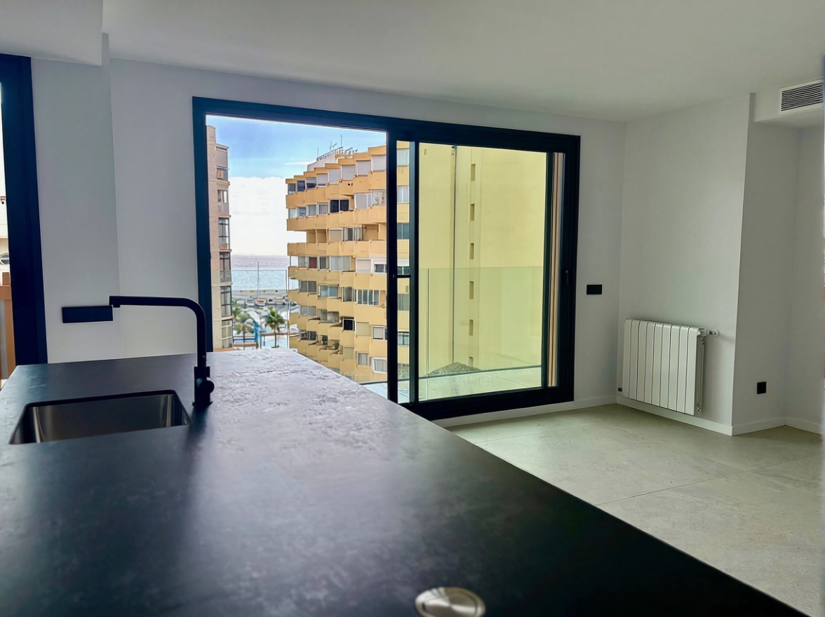 Piso en primera línea de playa en Marbella — Salón