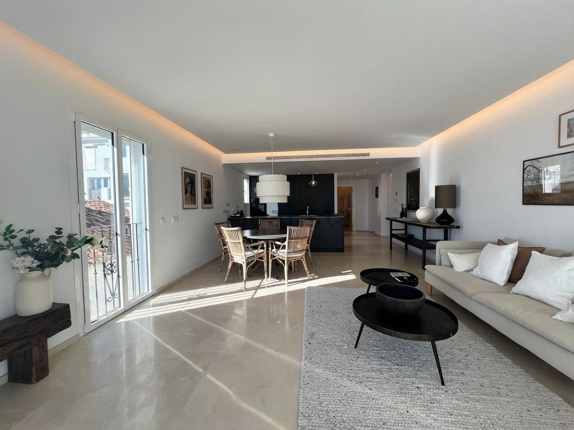 Мансарда на продажу на первой линии моря в Marbella — Гостиная