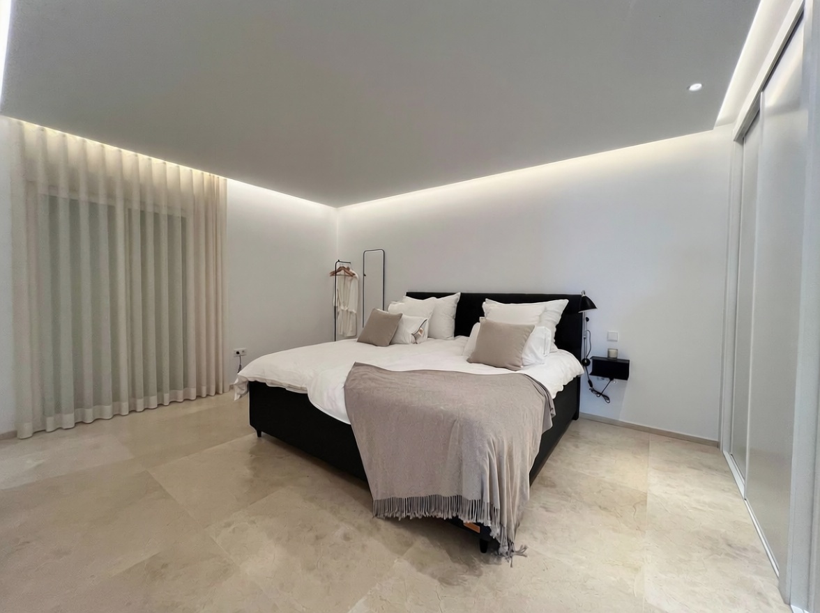 Мансарда на продажу на первой линии моря в Marbella — Спальня