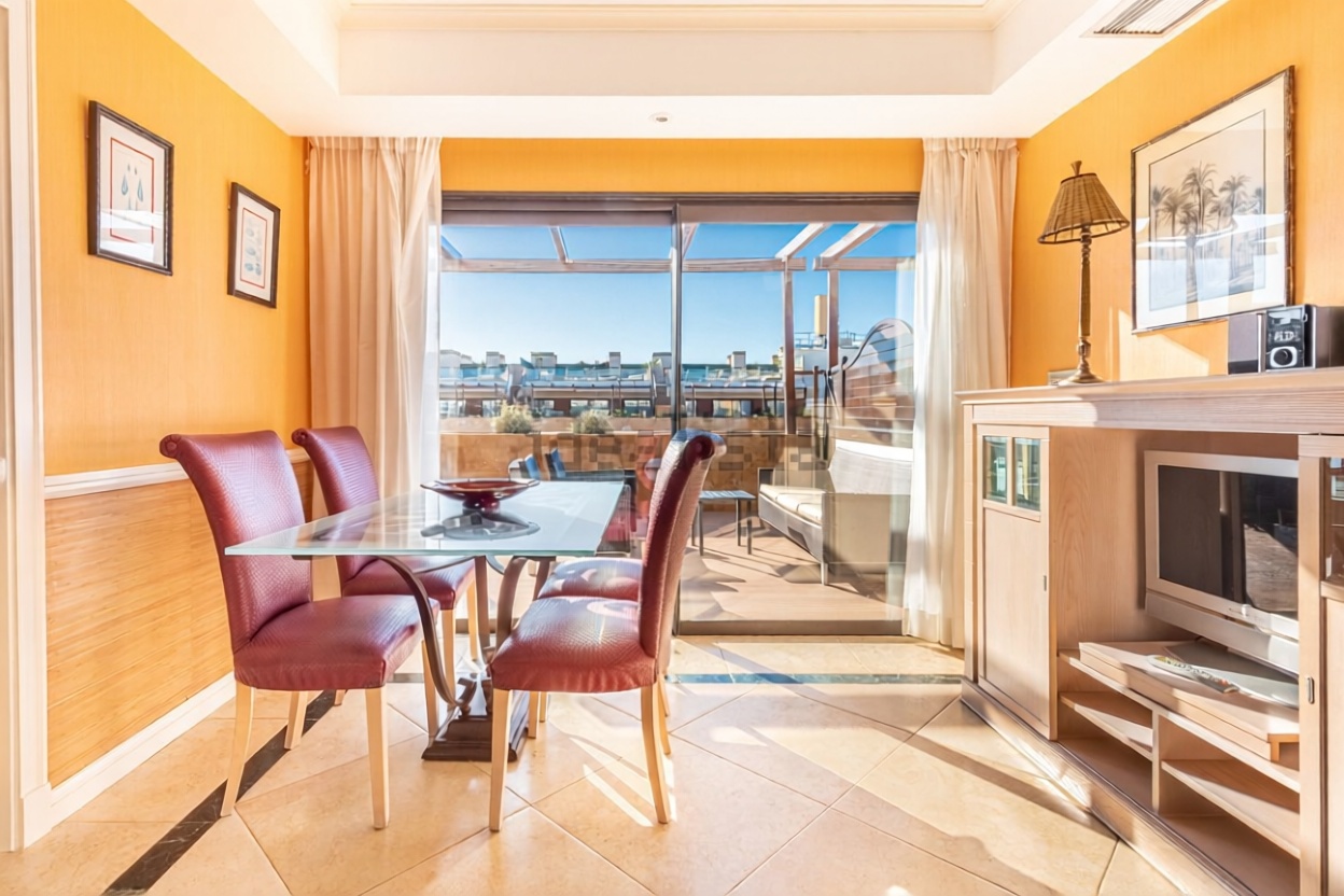 Мансарда на продажу на первой линии моря в Marbella — Спальня