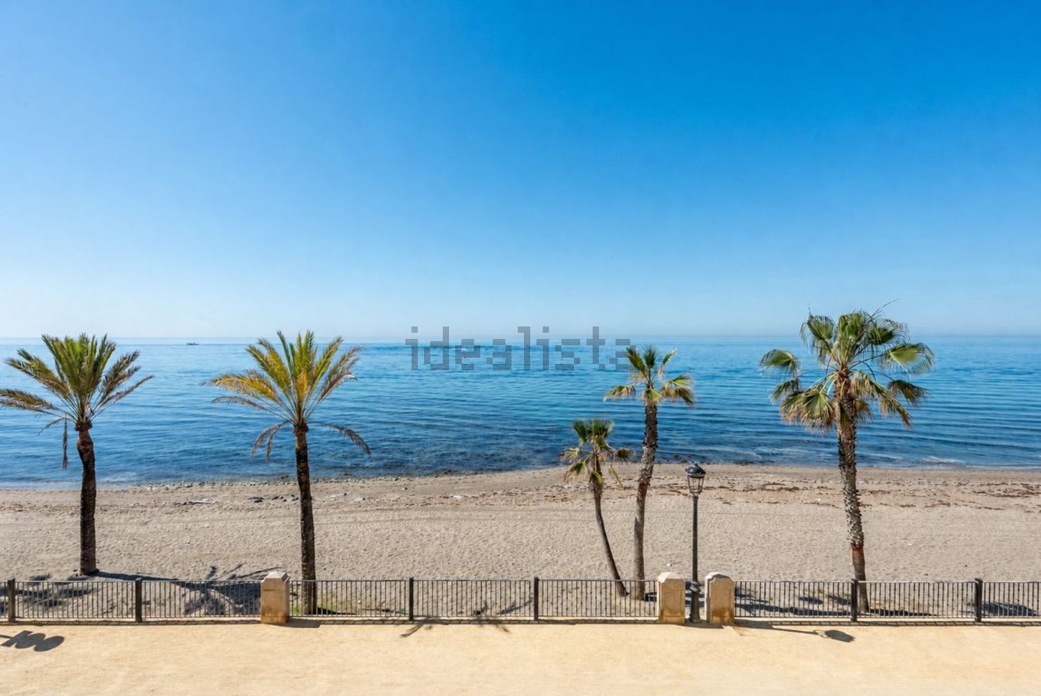 Piso en primera línea de playa en Marbella — Vista mar