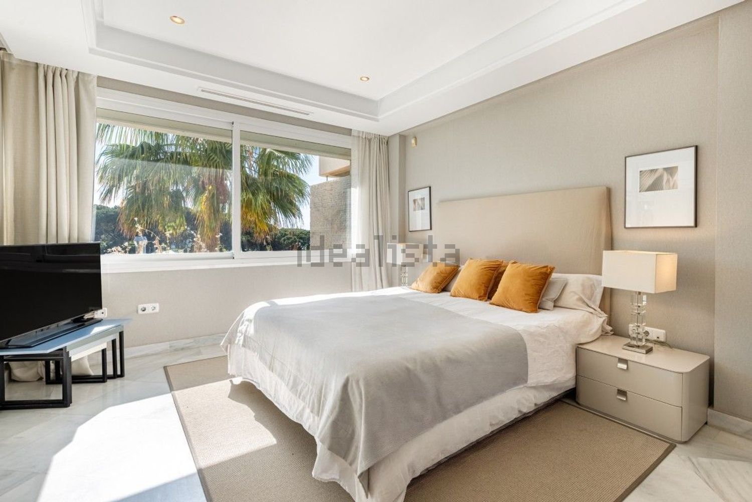 Piso en primera línea de playa en Marbella — Dormitorio