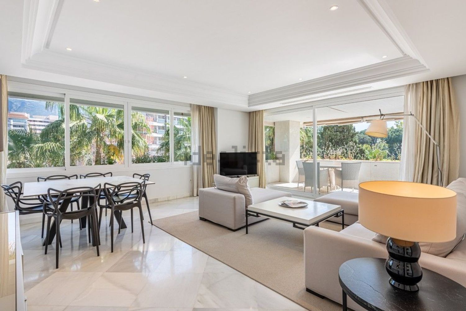 Piso en primera línea de playa en Marbella — Salón