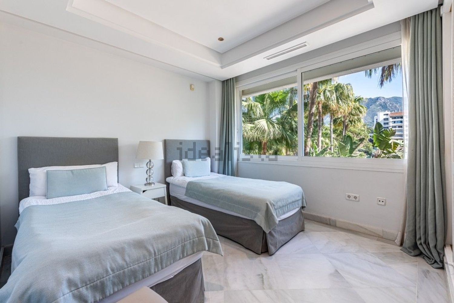 Piso en primera línea de playa en Marbella — Dormitorio