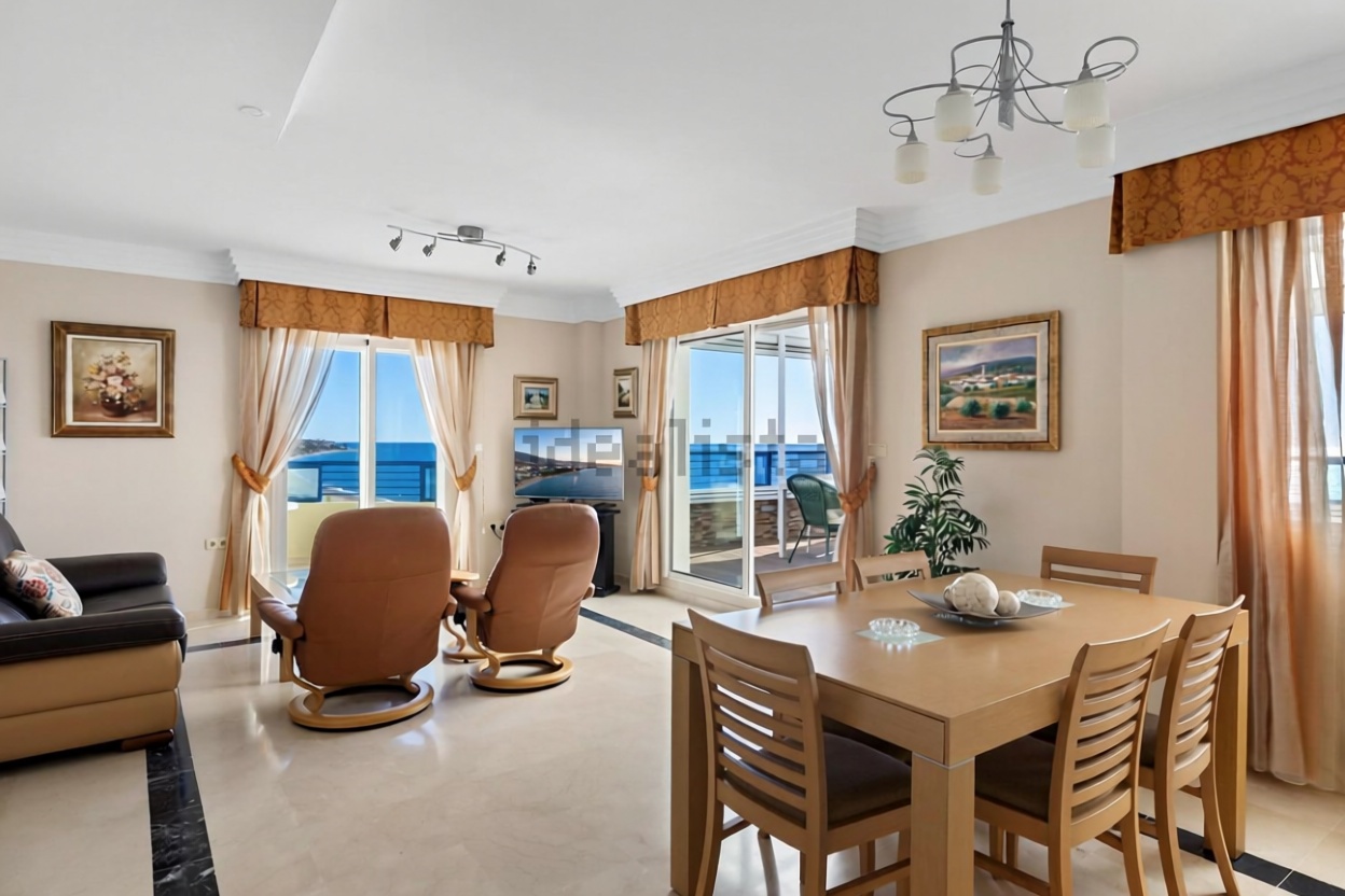 Ático em primeira linha de mar em Marbella — Sala