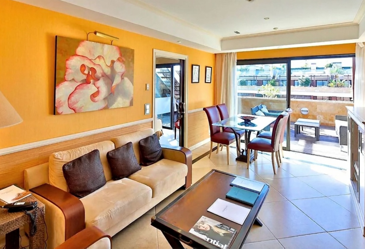 Ático en primera línea de mar en Marbella — Salón