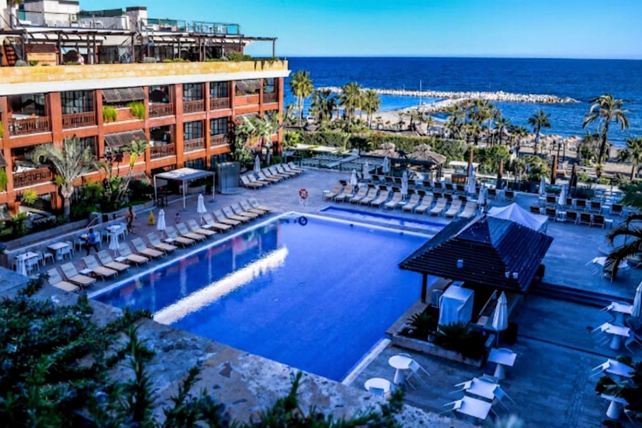 Ático en primera línea de mar en Marbella — Piscina