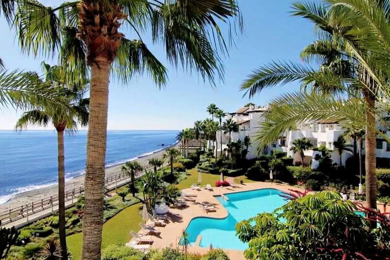 Piso en primera línea de playa en Marbella — Vista mar