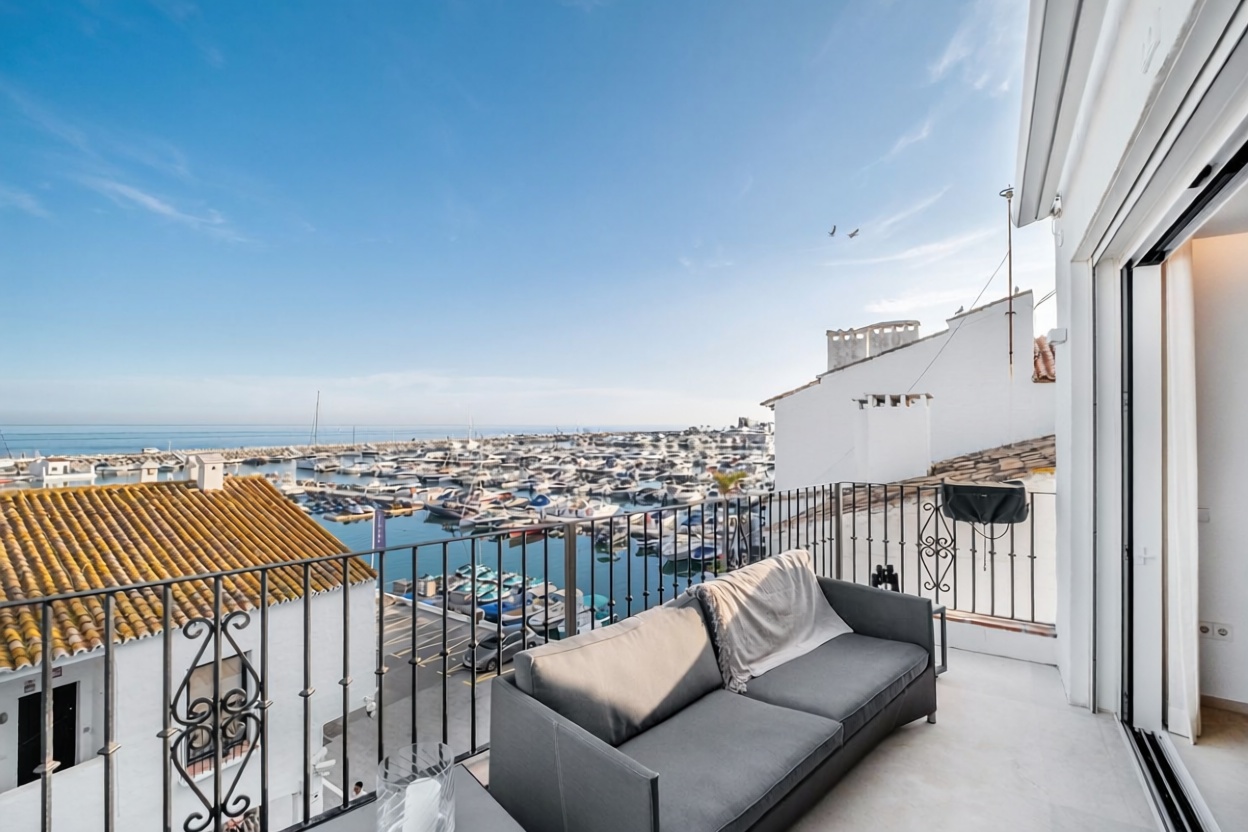 Grenier aménagé à vendre en première ligne de mer à Marbella