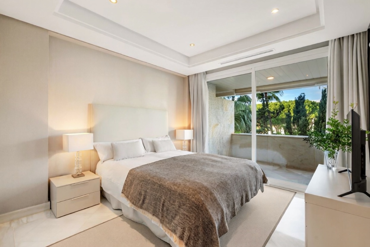 Piso en primera línea de playa en Marbella — Dormitorio
