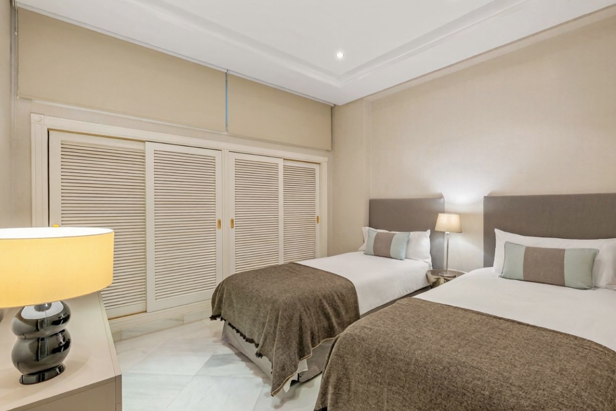 Piso en primera línea de playa en Marbella — Dormitorio