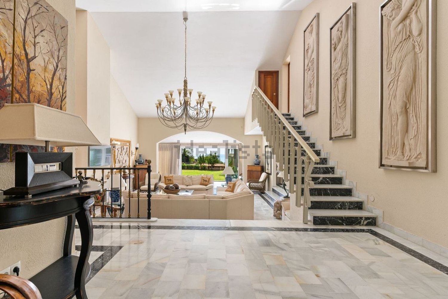Chalet with direct beach access in Estepona — Living room
