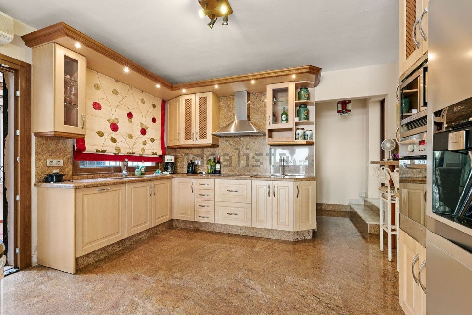 Chalet with direct beach access in Estepona — Kitchen