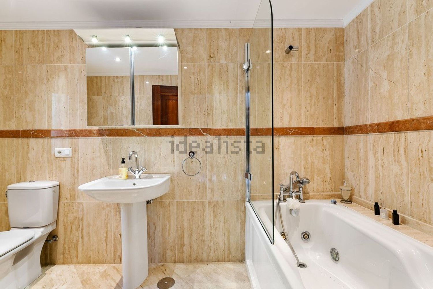 Chalet with direct beach access in Estepona — Bathroom