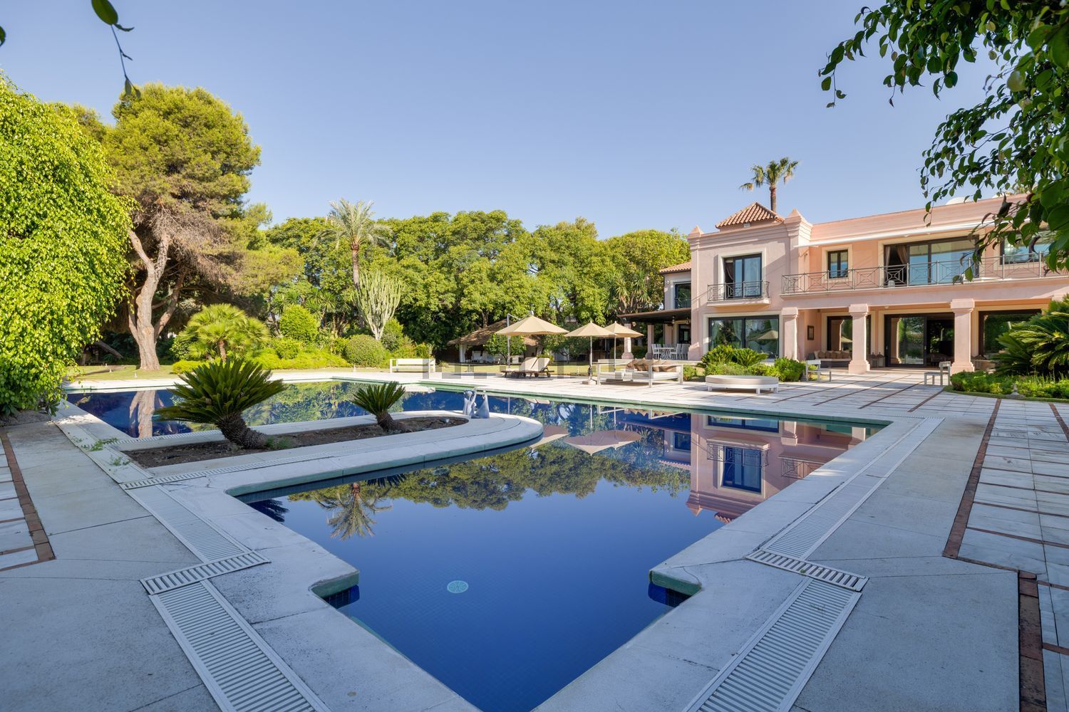 Chalet mit direkter Strandzugang in Estepona — Pool