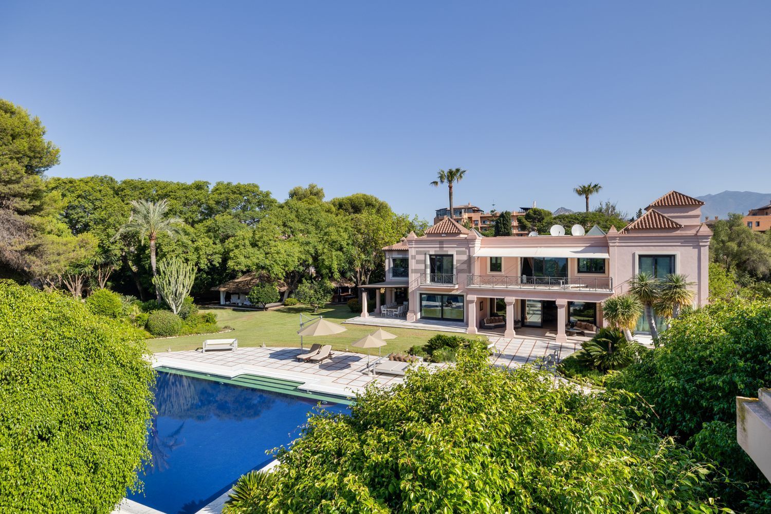 Chalet mit direkter Strandzugang in Estepona — Pool