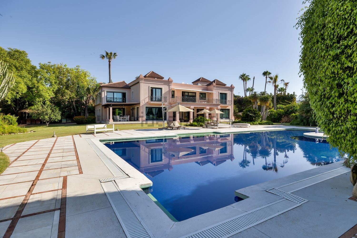 Chalet mit direkter Strandzugang in Estepona — Pool