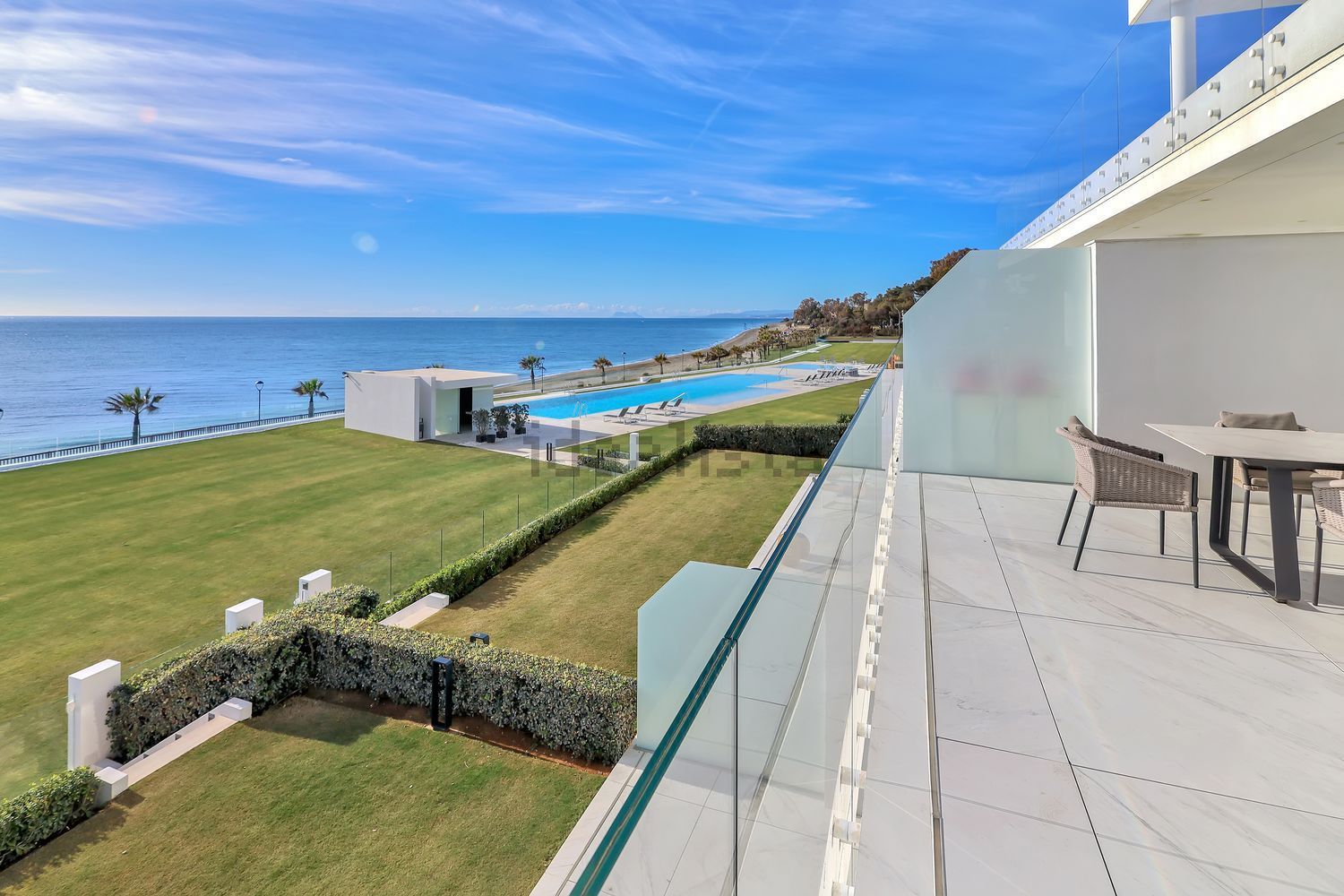 Wohnung in erste Strandlinie in Estepona — Meerblick