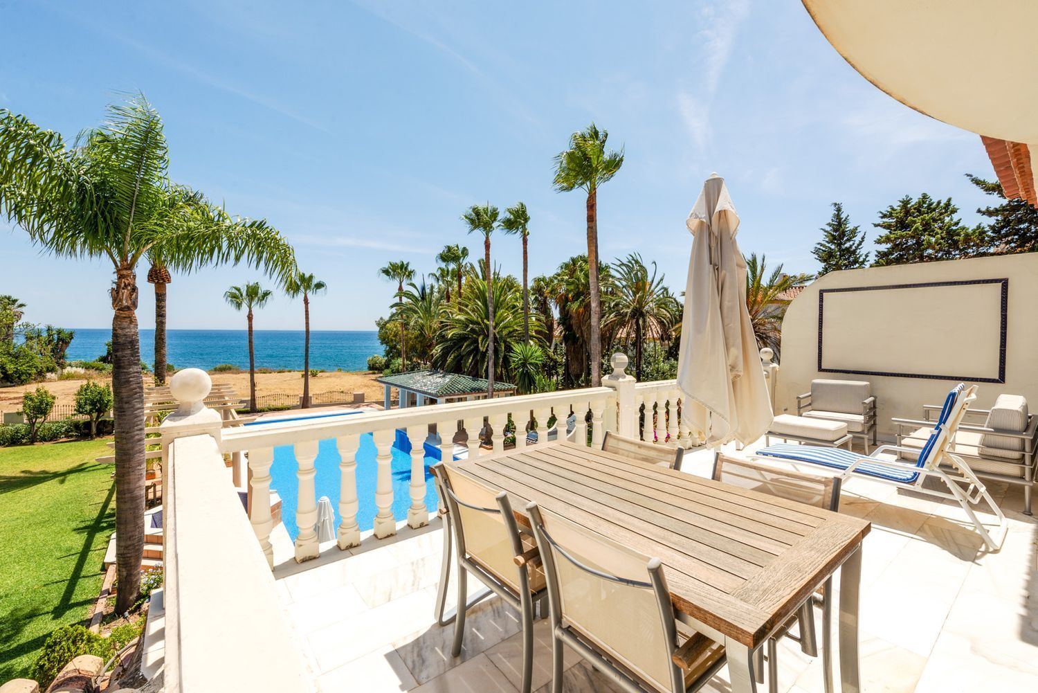 Chalet with direct beach access in Estepona — Sea terrace
