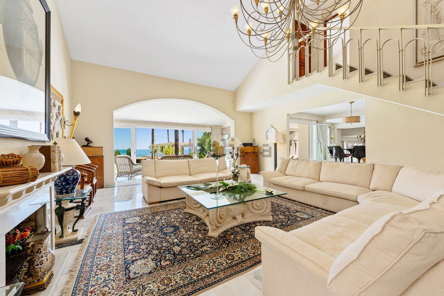 Chalet with direct beach access in Estepona — Living room