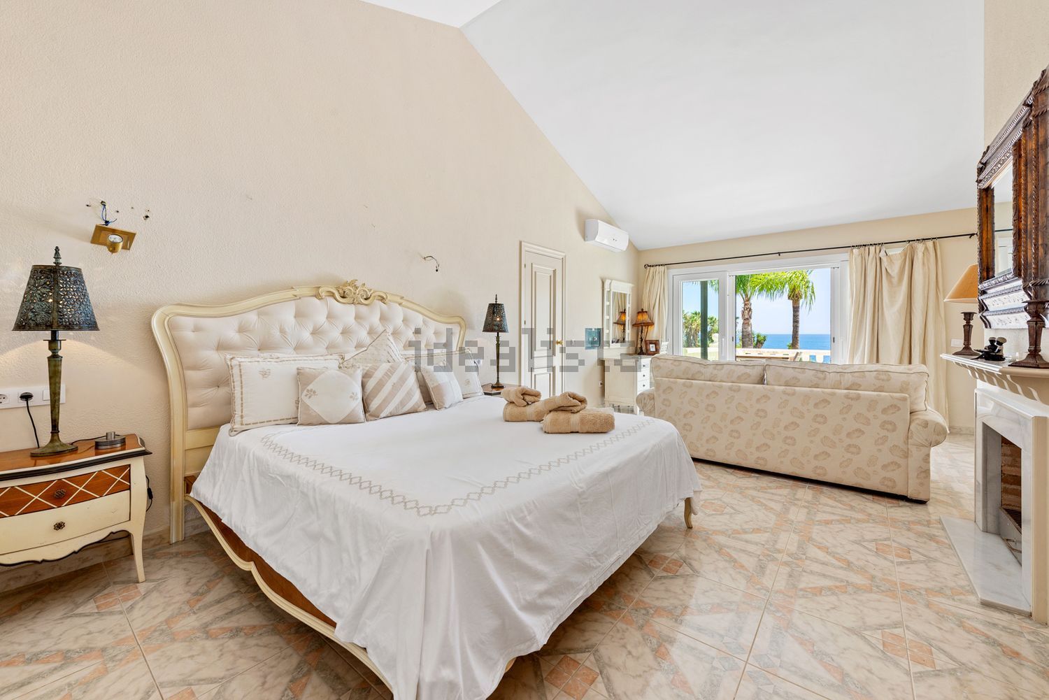 Chalet with direct beach access in Estepona — Bedroom