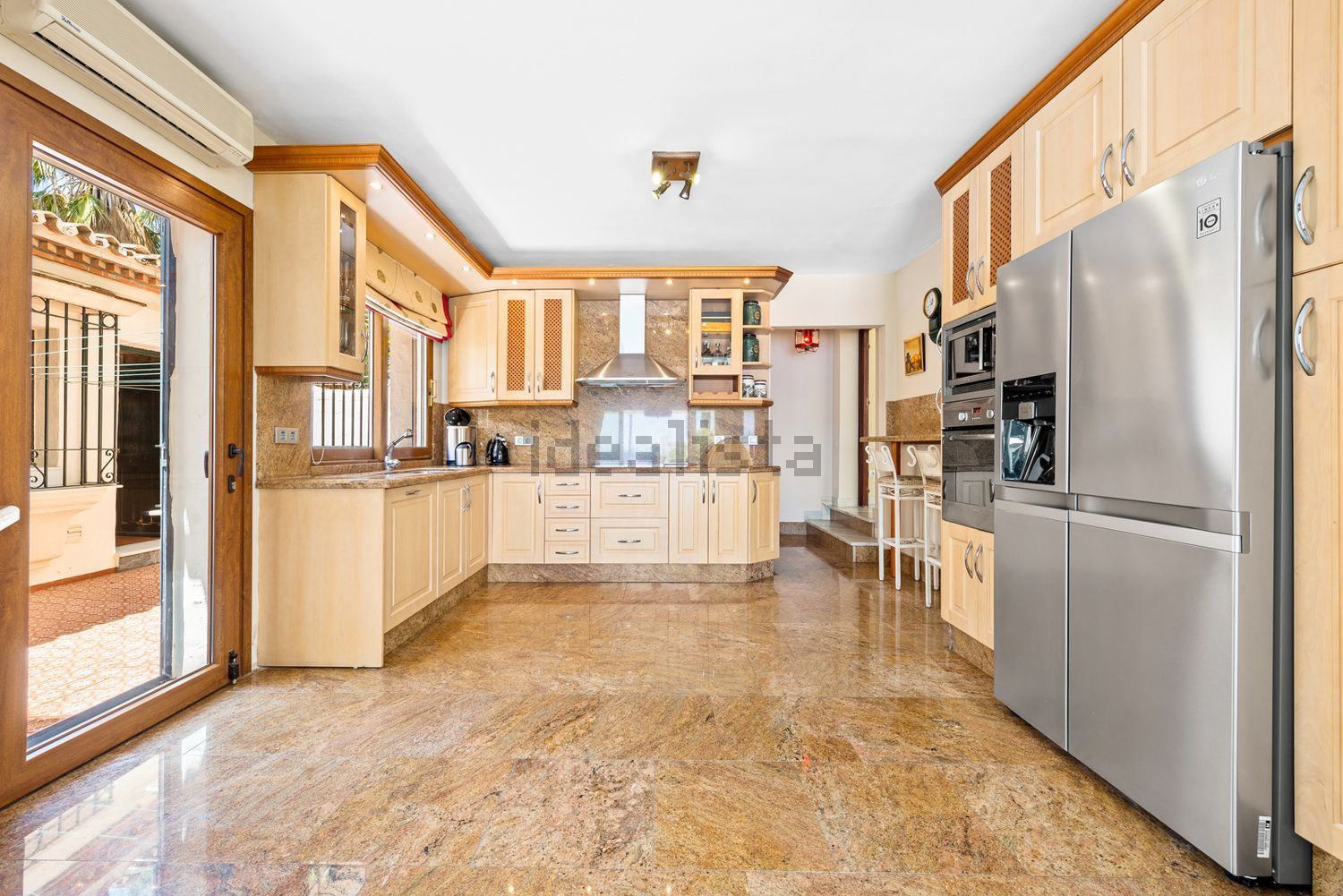 Chalet with direct beach access in Estepona — Kitchen