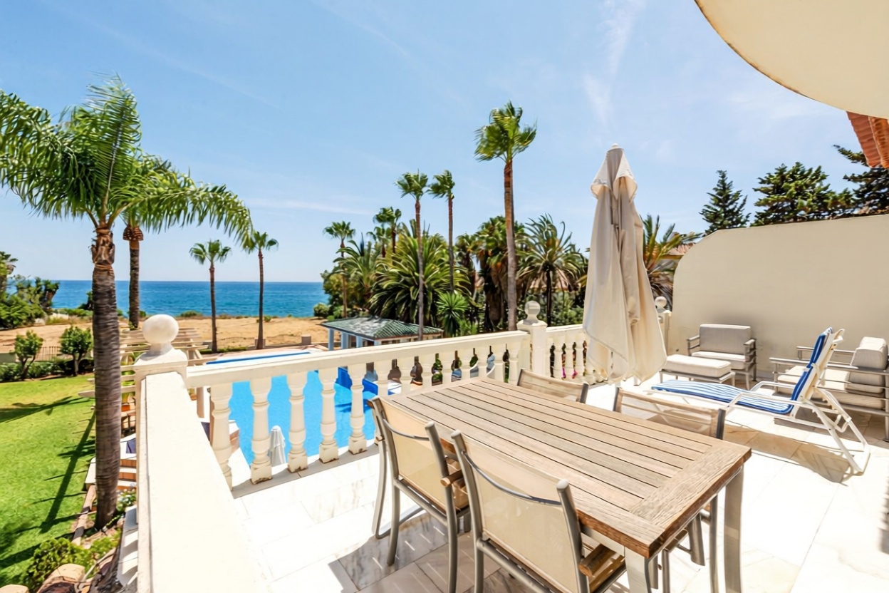 Chalet avec accès direct à la plage à Estepona — Terrasse mer