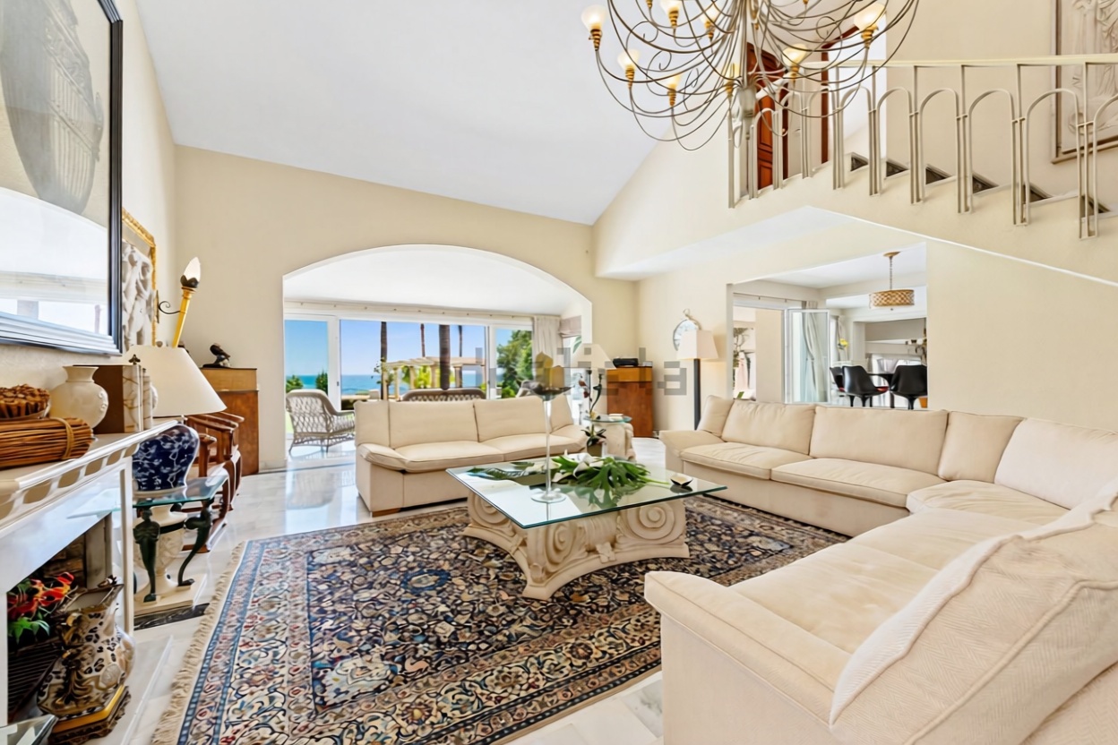 Chalet avec accès direct à la plage à Estepona — Séjour