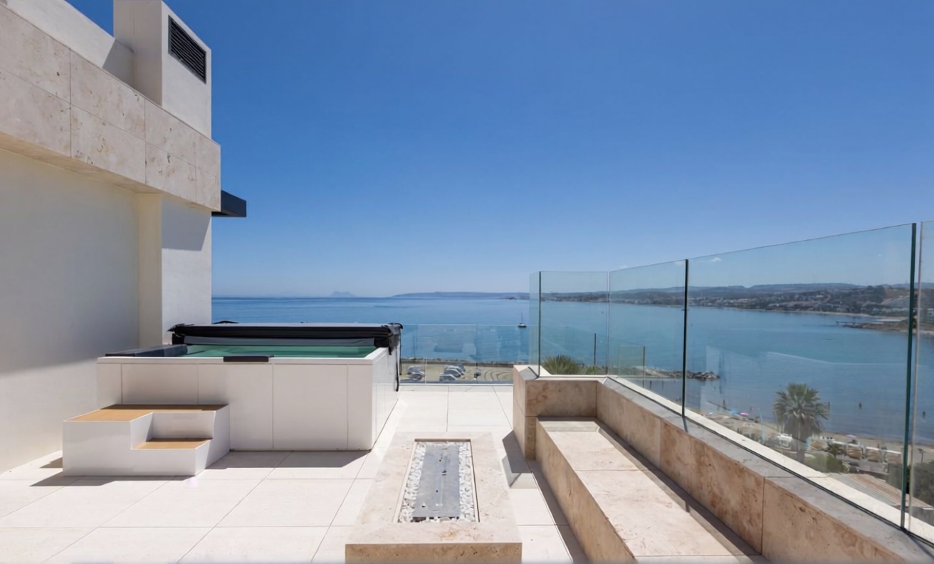 Dúplex en primera línea de playa en Estepona — Terraza mar