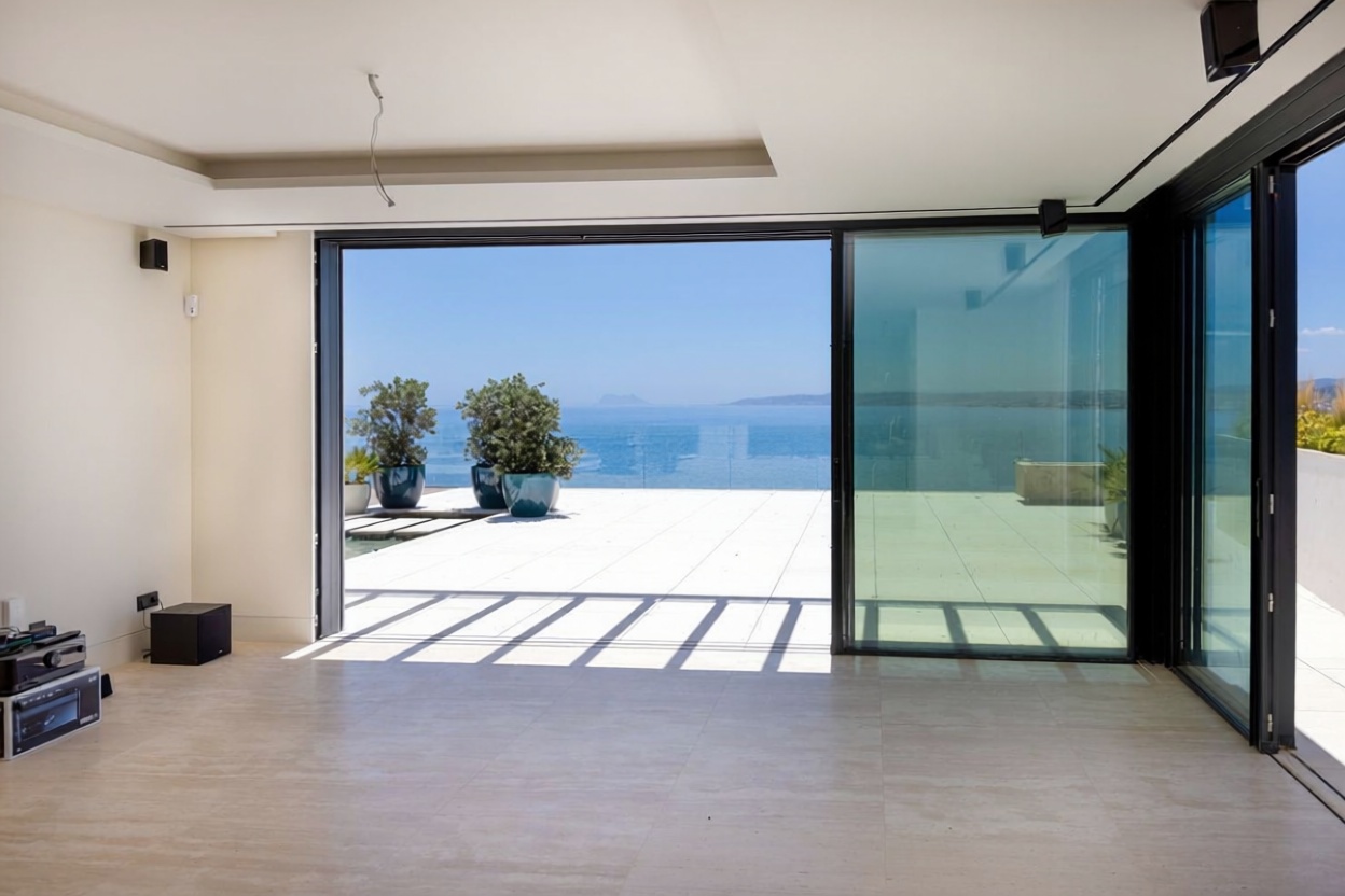 Dúplex en primera línea de playa en Estepona — Salón