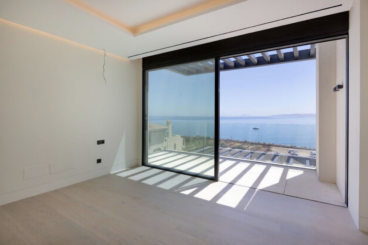 Dúplex en primera línea de playa en Estepona — Dormitorio