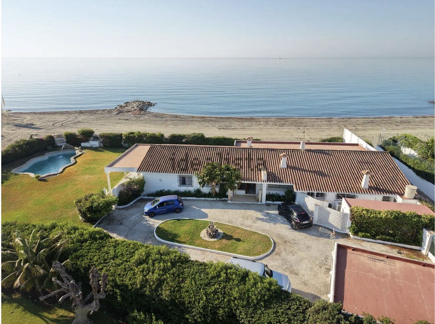 Chalet avec accès direct à la plage à Estepona — Vue aérienne