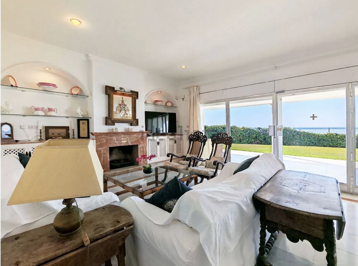 Chalet avec accès direct à la plage à Estepona — Séjour