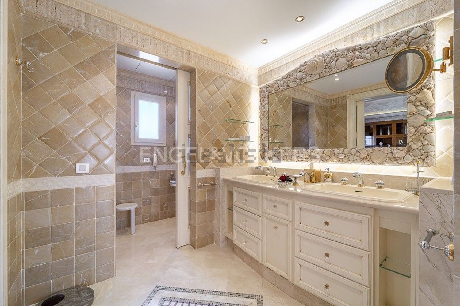 Ático em primeira linha de mar em Estepona — Casa banho