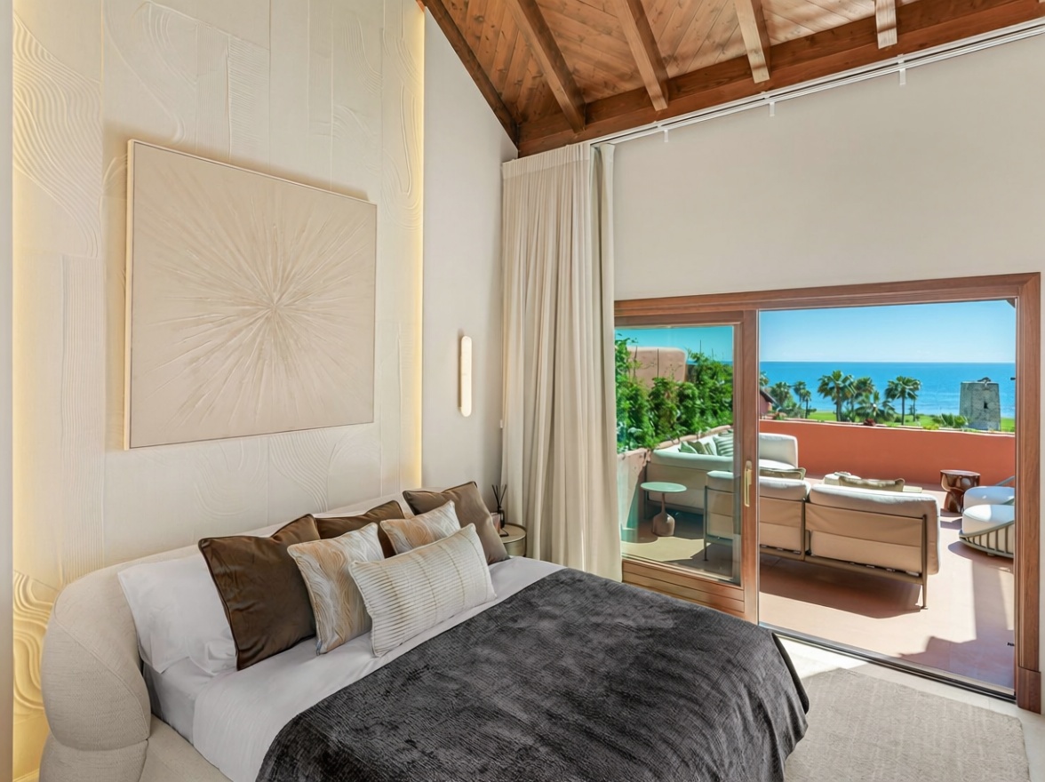 Appartement en attique en première ligne de mer à Estepona — Chambre