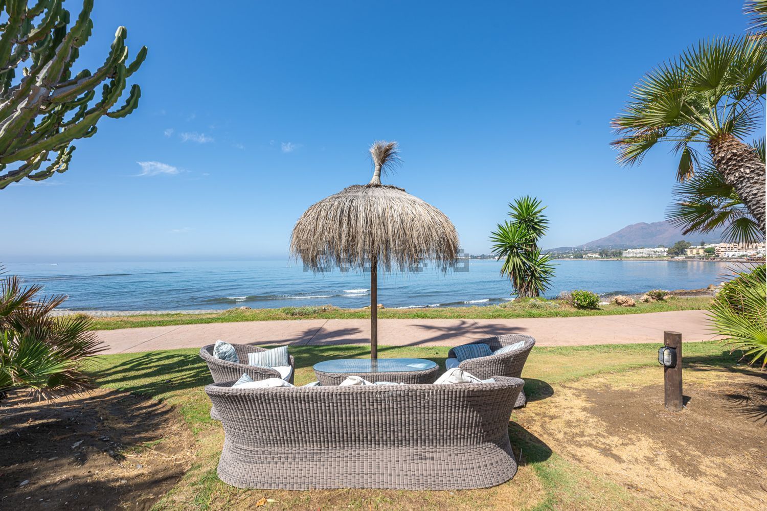 Duplex em primeira linha de praia em Estepona — Vista mar