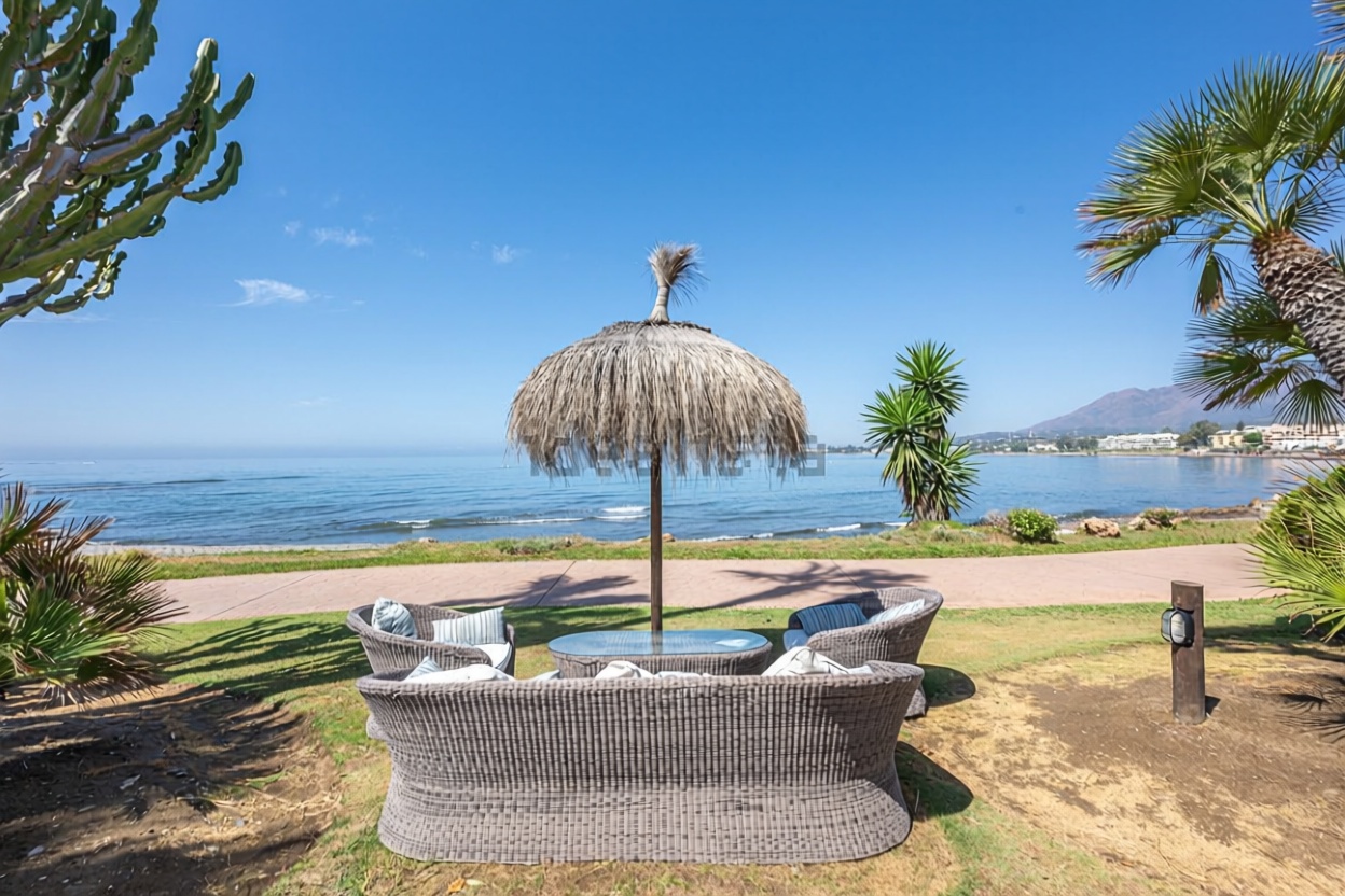 Duplex en première ligne de plage à Estepona — Vue mer