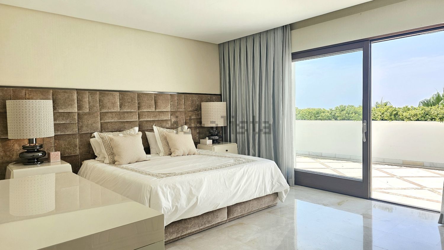 Beachfront duplex in Estepona — Bedroom