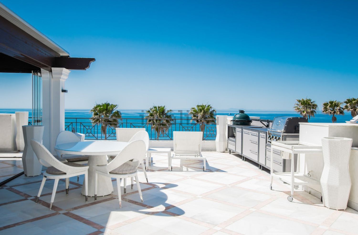 Beachfront duplex in Estepona — Sea terrace