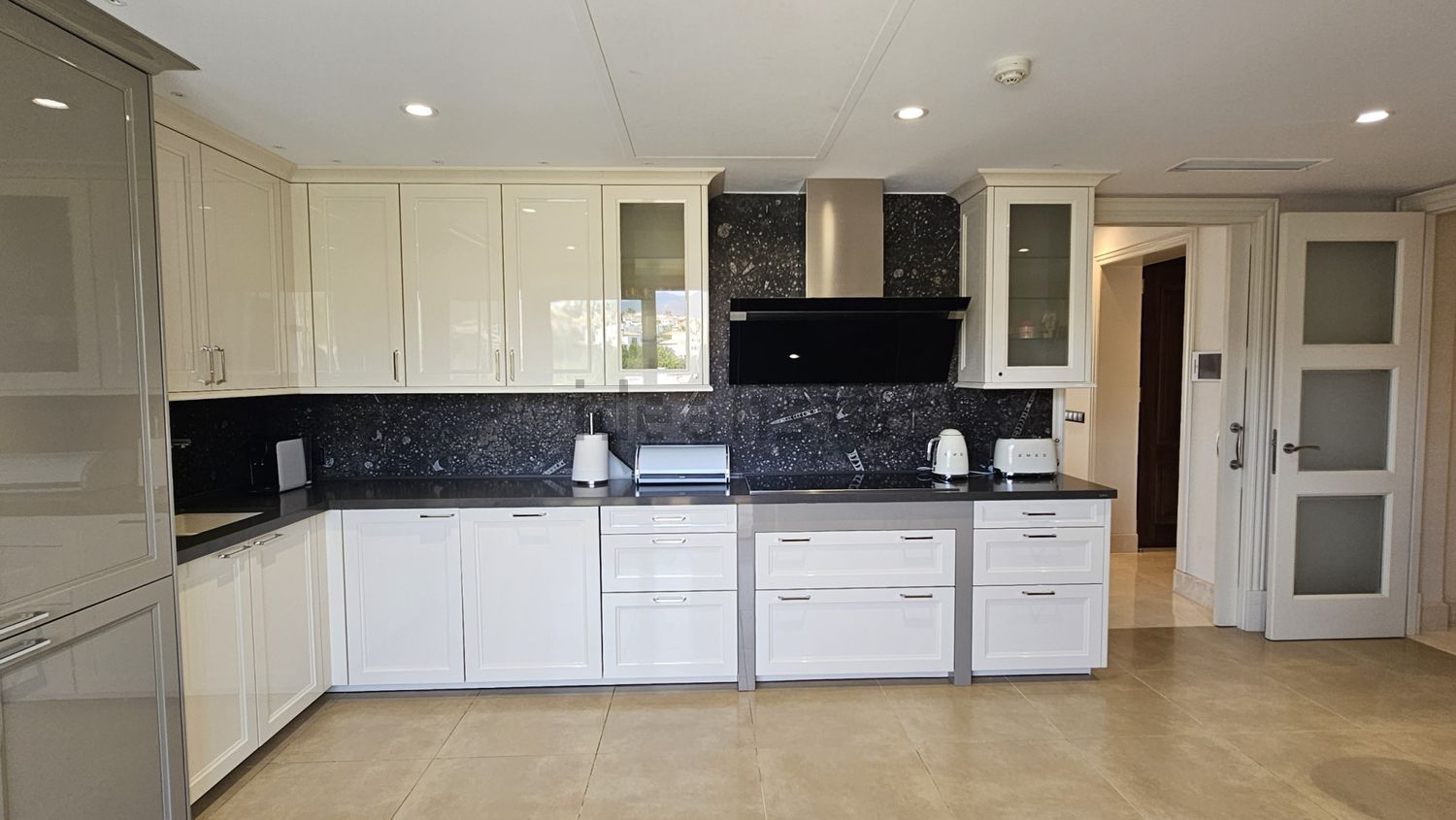 Beachfront duplex in Estepona — Kitchen