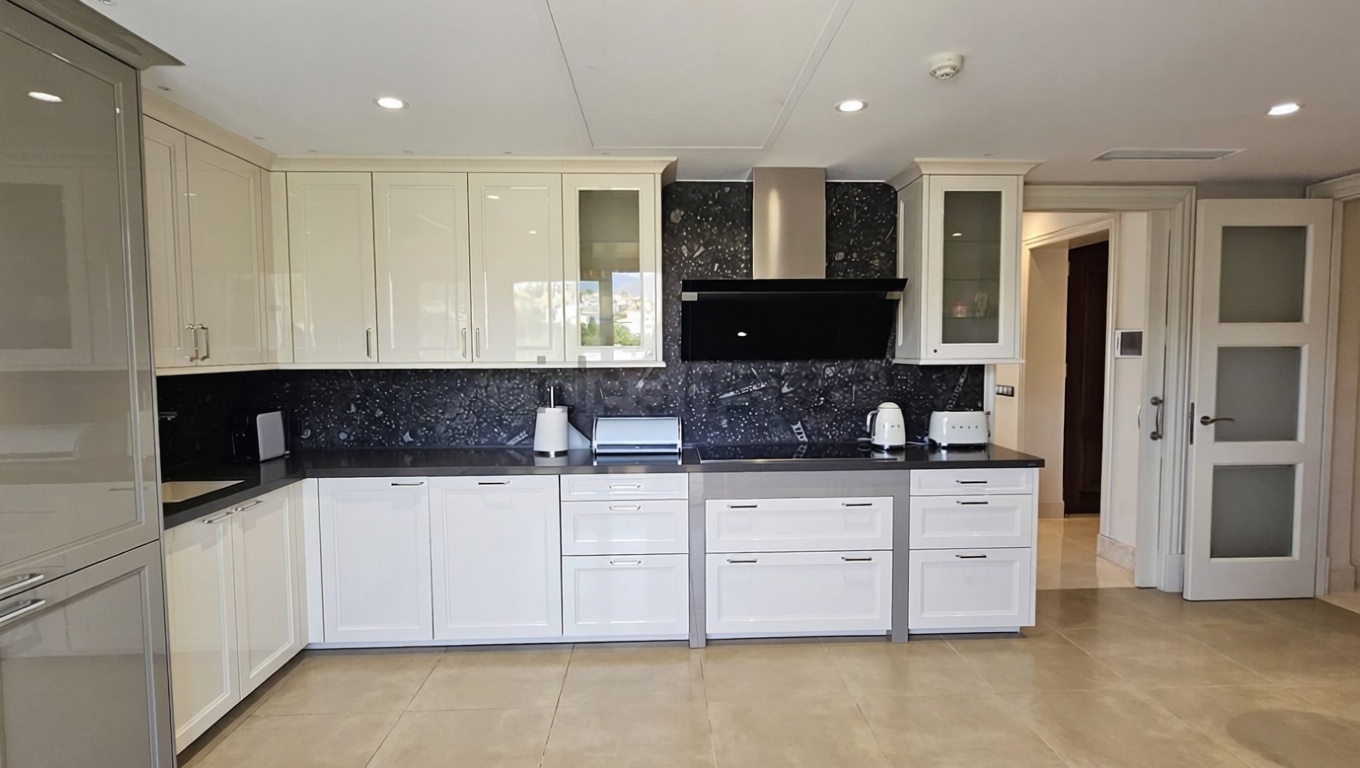 Duplex en première ligne de plage à Estepona — Cuisine